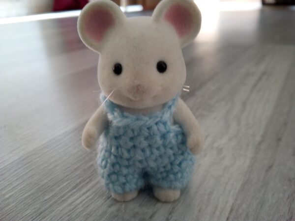 Salopette ROXANE pour Sylvanian au crochet idée Cadeau jouet enfant fait main made in France Création laet-crochete