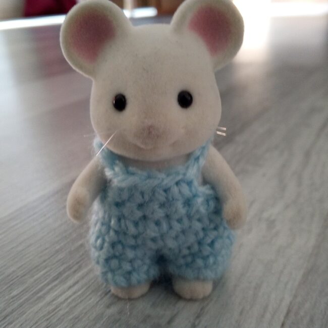 Salopette ROXANE pour Sylvanian au crochet idée Cadeau jouet enfant fait main made in France Création laet-crochete