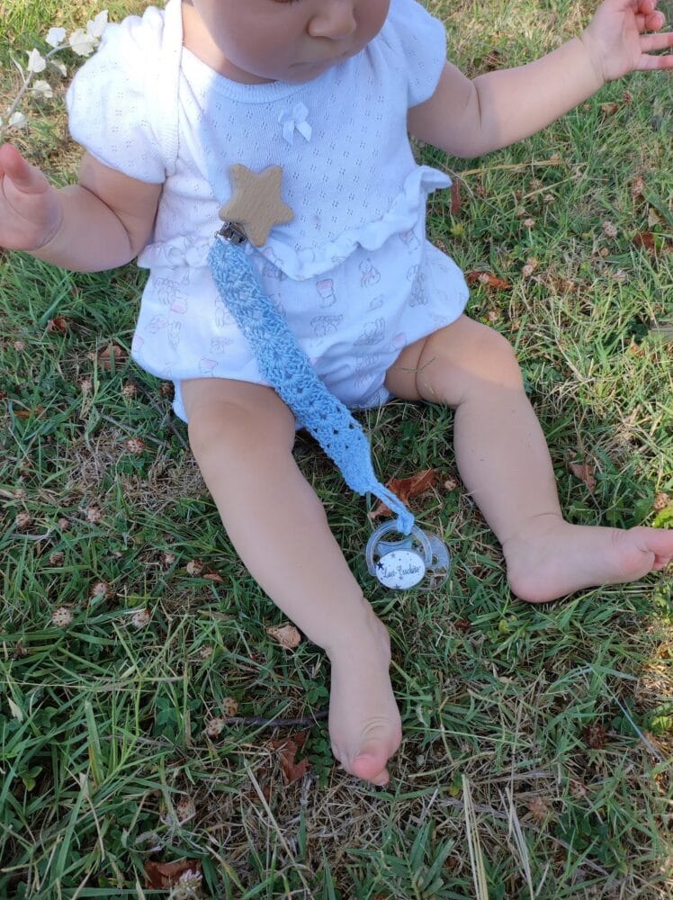 Attache tétine plat NOE au crochet fait main made in France Création laet-crochete