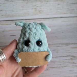 P’tit truc en p’luche bleu pastel paillettes– peluche crochet personnalisée