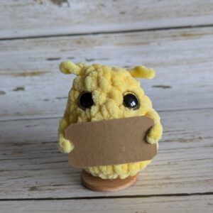 P’tit truc en p’luche jaune pastel – peluche crochet personnalisée