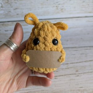 P’tit truc en p’luche moutarde – peluche crochet personnalisée