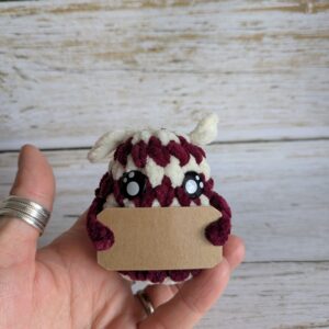 P’tit truc en p’luche rayé bordeaux/blanc – peluche crochet personnalisée