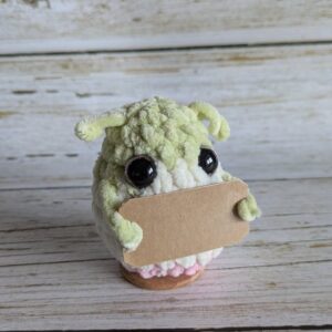 P’tit truc en p’luche vert/blanc/rose – peluche crochet personnalisée