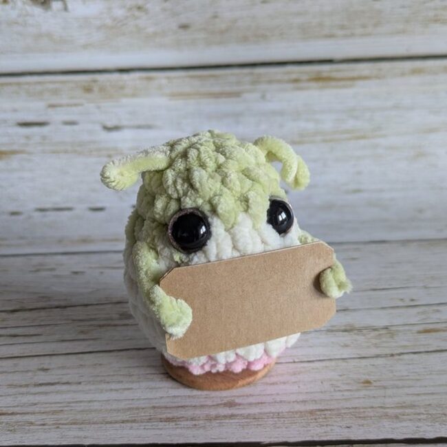 ptit truc en pluche vert-blanc-rose yeux argent