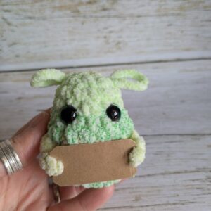 P’tit truc en p’luche vert mélangé – peluche crochet personnalisée